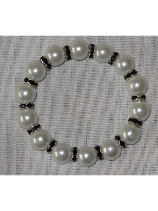 Baltos spalvos perlų su juodais intarpais apyrankė