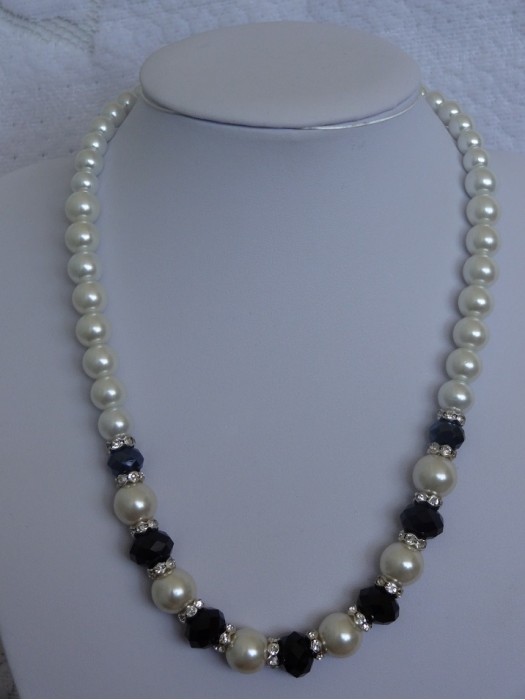 Baltų perlų su juodais kristalais karoliai