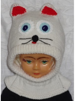 Balta katytė su raudonom ausytėm kepurė šalmas